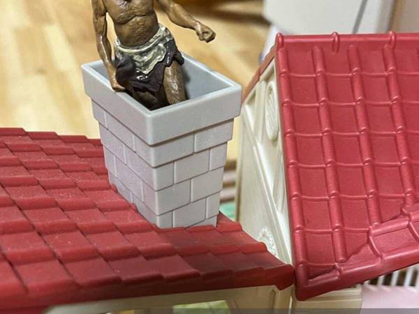 シルバニアファミリーの世界に侵略者？　子供の遊びに「笑いすぎてお腹痛い」「センス最強」