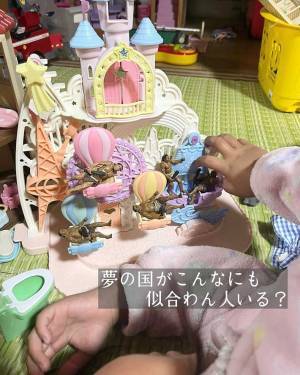 シルバニアファミリーの世界に侵略者？　子供の遊びに「笑いすぎてお腹痛い」「センス最強」