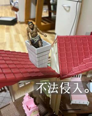 シルバニアファミリーの世界に侵略者？　子供の遊びに「笑いすぎてお腹痛い」「センス最強」