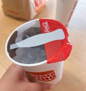 「この蓋なら気兼ねなくセットを頼めるぞ〜」　バーガーキングのドリンクの『蓋』が話題に！
