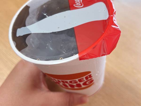 「この蓋なら気兼ねなくセットを頼めるぞ〜」　バーガーキングのドリンクの『蓋』が話題に！