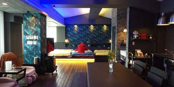 「会いに来ました」「癒される」　宿泊客の心をつかむ看板犬、その意外な過去とは？