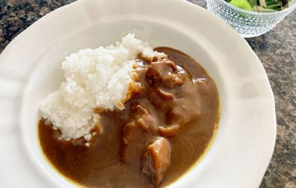 あの有名ロケ弁の味がレトルトで？　あのスーパーで見つけたビーフカレーに大満足！