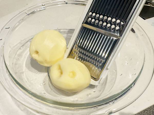 カリカリモチモチ食感！　簡単にできるジャガイモの副菜を作ってみた