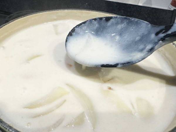 市販のルウを使わずにホワイトシチューを作る方法に「え…おいしすぎ」「とろみが！」