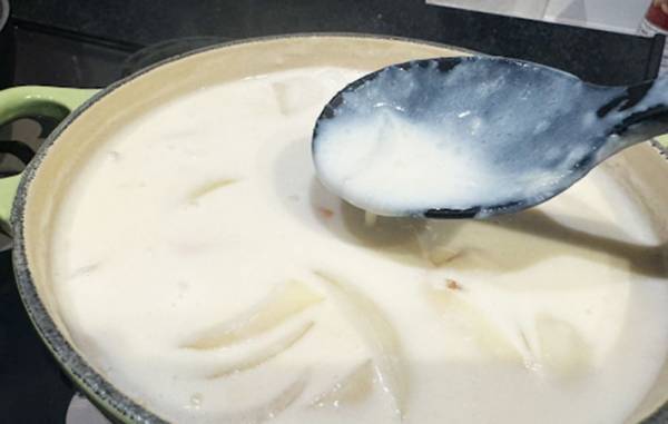 市販のルウを使わずにホワイトシチューを作る方法に「え…おいしすぎ」「とろみが！」