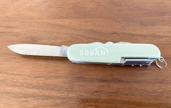 『SOBANI多機能ツール』のナイフを出した写真