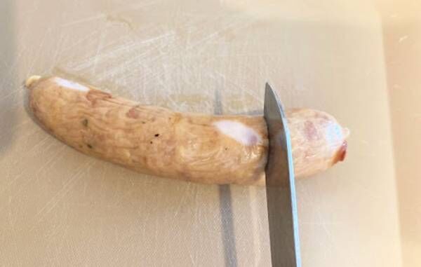 『SOBANI多機能ツール』のナイフでソーセージを切っている写真