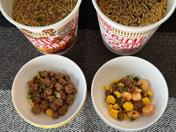 「麺が見えない…」　日清の新商品『謎肉まみれ』が想像以上