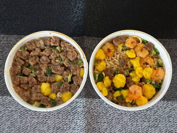 「麺が見えない…」　日清の新商品『謎肉まみれ』が想像以上