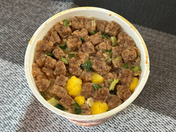 「麺が見えない…」　日清の新商品『謎肉まみれ』が想像以上