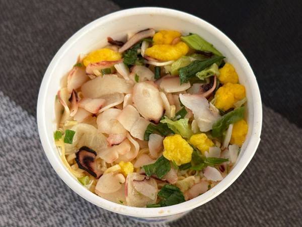 「麺が見えない…」　日清の新商品『謎肉まみれ』が想像以上