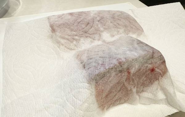 スーパーで買った安い魚　アレに浸けるだけで？　「たった５分！」「生臭さ消滅」