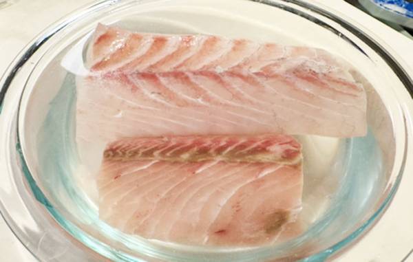 スーパーで買った安い魚　アレに浸けるだけで？　「たった５分！」「生臭さ消滅」
