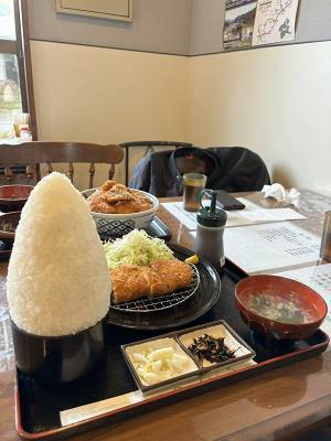 「カツのボリュームがあって驚き！」　写真に「違う、そこじゃない」「五度見した」