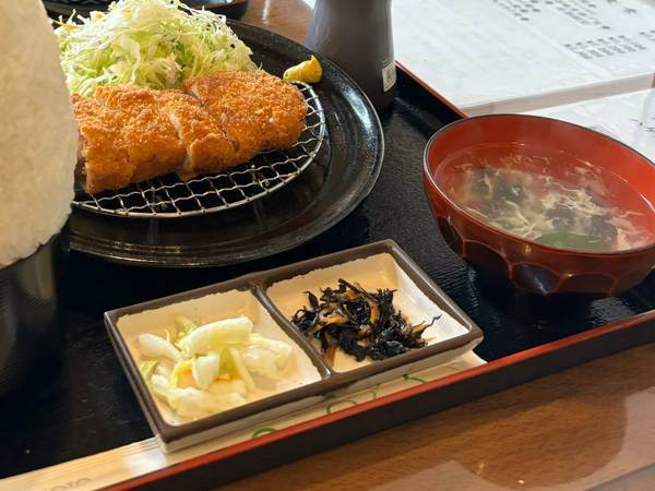 「カツのボリュームがあって驚き！」　写真に「違う、そこじゃない」「五度見した」