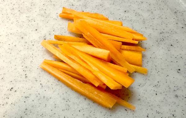 ニンジンの千切りの裏技とは？　あるものを使うとあっという間にできる！