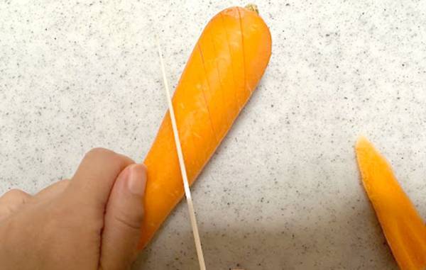 ニンジンの千切りの裏技とは？　あるものを使うとあっという間にできる！