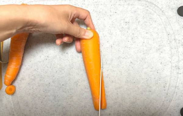 ニンジンの千切りの裏技とは？　あるものを使うとあっという間にできる！