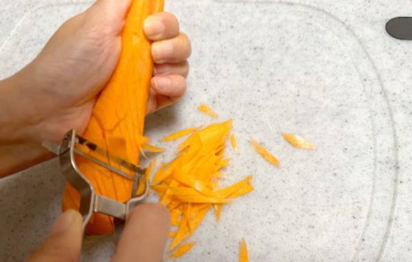 ニンジンの千切りの裏技とは？　あるものを使うとあっという間にできる！