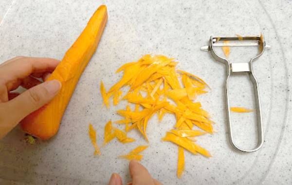 ニンジンの千切りの裏技とは？　あるものを使うとあっという間にできる！