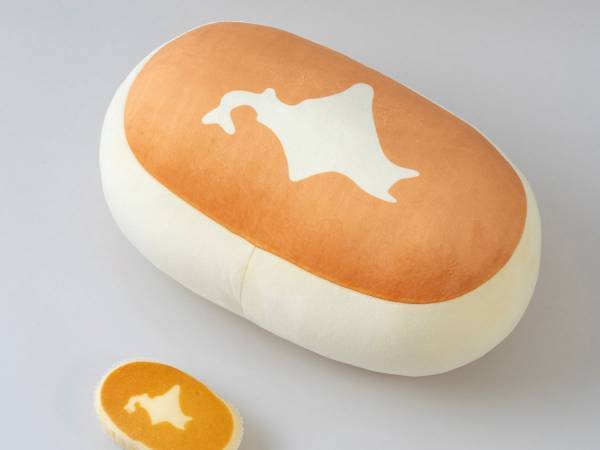 抱きしめられる『北海道チーズ蒸しケーキ』　ぬいぐるみ化に「めちゃくちゃ欲しい」