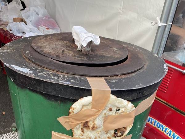 「ナンで！？」「恐ろしい光景」　公園でカレーを販売する店にあったのは？