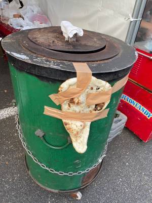 「ナンで！？」「恐ろしい光景」　公園でカレーを販売する店にあったのは？