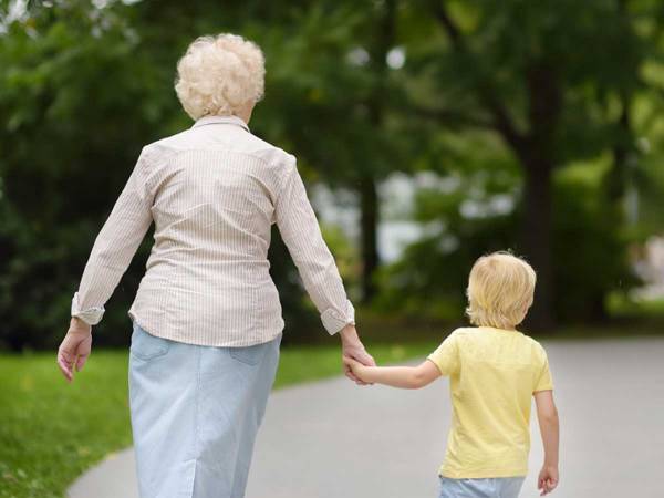 段差を降りようとしたおばあさん　それを見た孫が？「真の男だ」「かわいらしい」