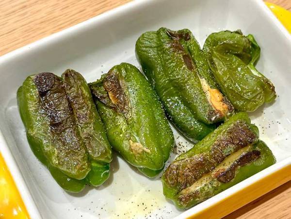 大胆で簡単な『丸ごとピーマン焼き』に反響　中にねじ込んだのは？　「この発想はなかった」