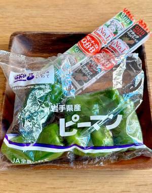 大胆で簡単な『丸ごとピーマン焼き』に反響　中にねじ込んだのは？　「この発想はなかった」
