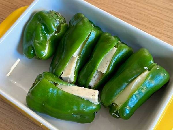 大胆で簡単な『丸ごとピーマン焼き』に反響　中にねじ込んだのは？　「この発想はなかった」