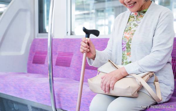 「まだ若いんじゃ」　電車で席を譲られた高齢女性がお断り？その後の展開に「神対応」