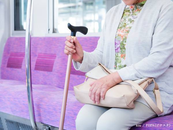 「まだ若いんじゃ」　電車で席を譲られた高齢女性がお断り？その後の展開に「神対応」