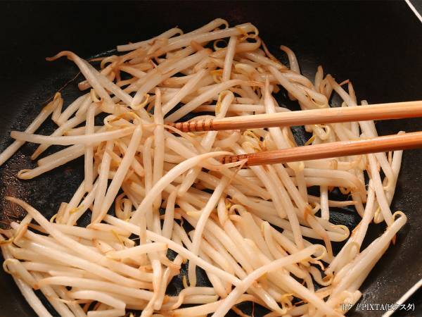 たったひと手間加えるだけ！　もやしを炒める時、水分が出にくくなる超簡単な裏技