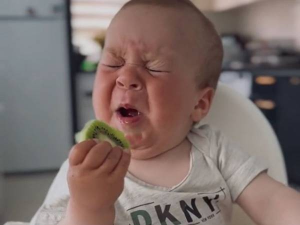 キウイを食べた赤ちゃんのリアクションに４８０万人が爆笑！ 「将来大物になるよ」