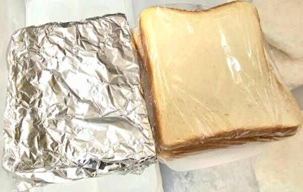 アルミ箔とラップでそれぞれ包んで冷凍したパンの写真