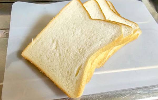 アルミホイルとラップ、おいしいのはどっち？　 食パンを包んでみた結果がすごかった