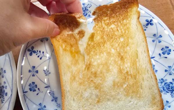 アルミホイルとラップ、おいしいのはどっち？　 食パンを包んでみた結果がすごかった