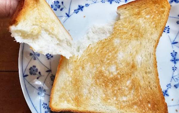 アルミホイルとラップ、おいしいのはどっち？　 食パンを包んでみた結果がすごかった