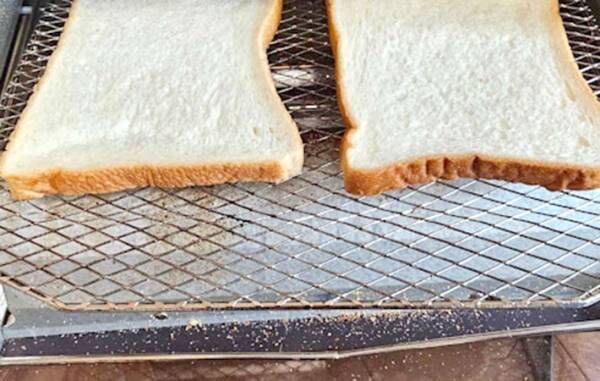 食パンをトーストしている写真
