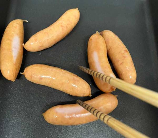 ウインナーを焼く時、油は入れる？　伊藤ハムおすすめの『おいしい焼き方』を実践