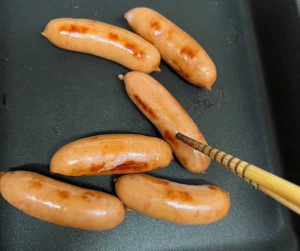 ウインナーを焼く時、油は入れる？　伊藤ハムおすすめの『おいしい焼き方』を実践