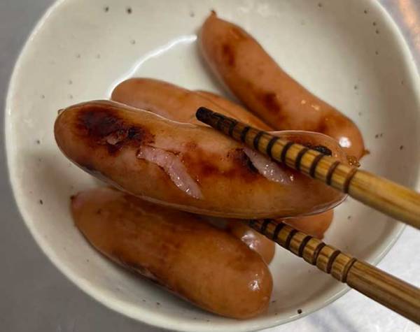ウインナーを焼く時、油は入れる？　伊藤ハムおすすめの『おいしい焼き方』を実践