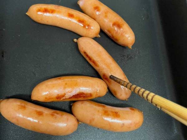 ウインナーを焼く時、油は入れる？　伊藤ハムおすすめの『おいしい焼き方』を実践