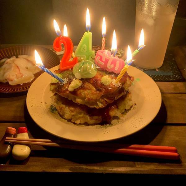 女性が公園でしゃがむと？　落ち葉で完成したモノに「天才の発想」「このセンスに憧れる」