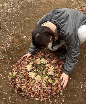 女性が公園でしゃがむと？　落ち葉で完成したモノに「天才の発想」「このセンスに憧れる」