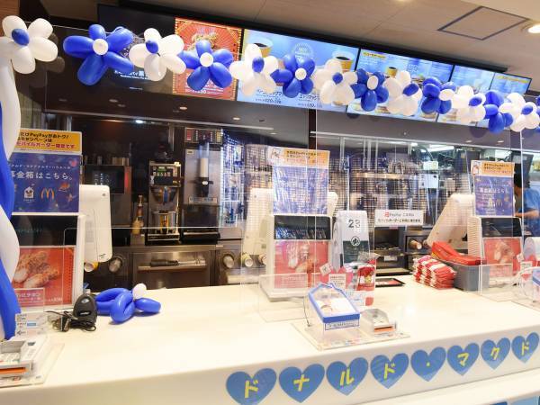 店内が青色に！『青いマックの日』にハッピーセットを買う理由とは？