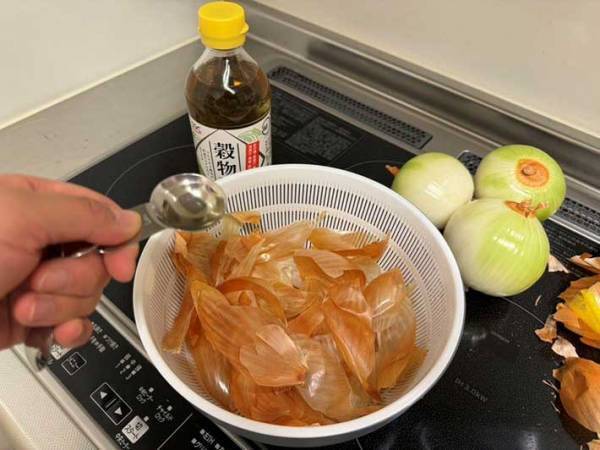 剥いた玉ねぎの皮、どうしてる？　料理に使えるから捨てないで！