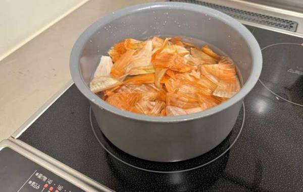 剥いた玉ねぎの皮、どうしてる？　料理に使えるから捨てないで！